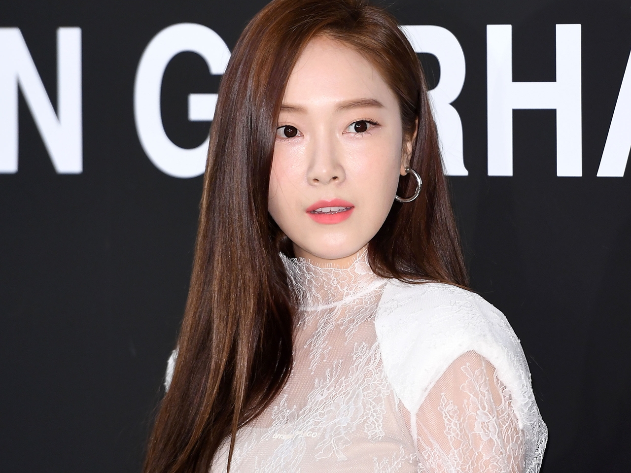 見えるというより見せてる？元少女時代・ジェシカ、“アンダーウェアくっきり”の薄手トップスで魅了【PHOTO】