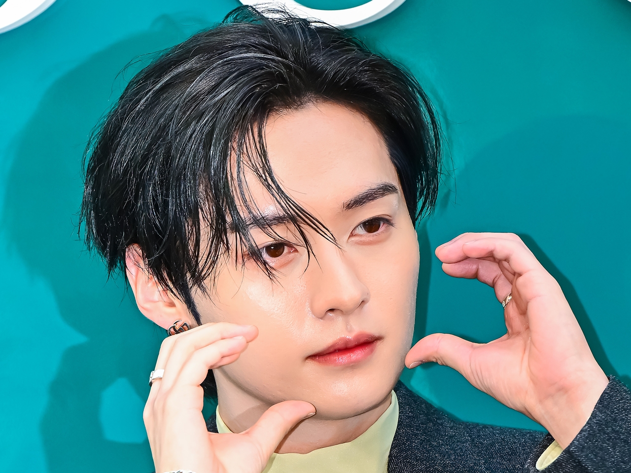 Stray Kids・リノ、“伝説級”の美貌で虜に！ハイトーンの髪に儚げな表情「自分の破壊力考えて」【PHOTO】