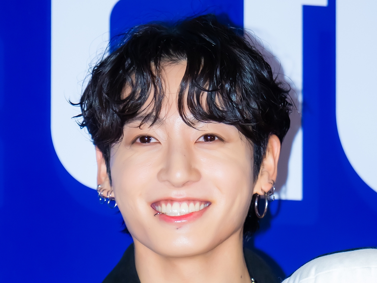 BTS・JUNG KOOK、兵役中の親友ASTRO・チャウヌを抱っこ？出演映画の応援に駆け付ける