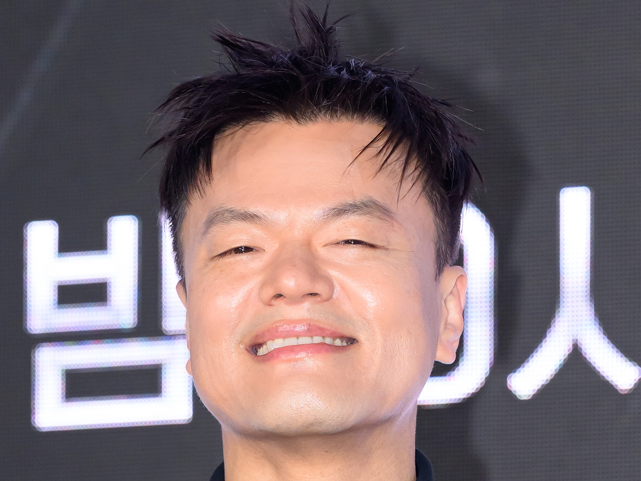 “TWICEの生みの親”J.Y.Park、スーツ姿で妖精の羽を!?11月5日に新曲『Happy Hour』リリース決定