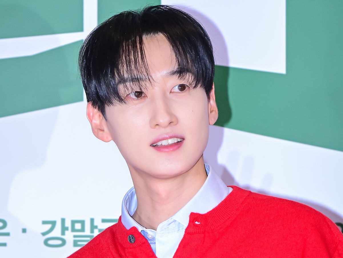 「彼氏すぎ」SUPER JUNIOR・ウニョク、映画のワンシーンのような夕暮れSHOTに反響【PHOTO】