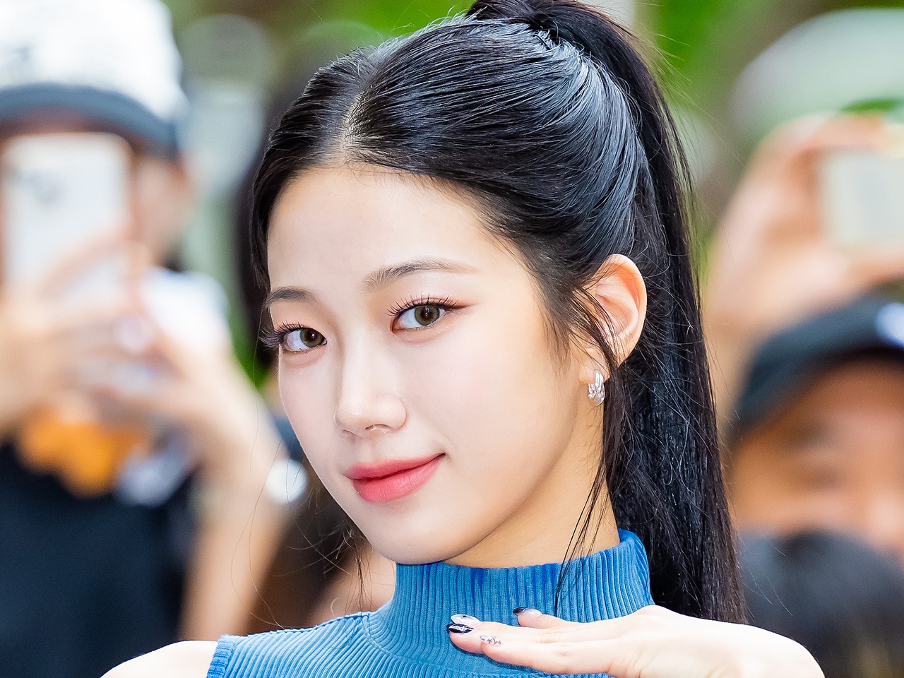 「イ、イケメンすぎる…」LE SSERAFIM・カズハ、“メンズライク”な新ビジュアルに沼落ちファン続出！【PHOTO】