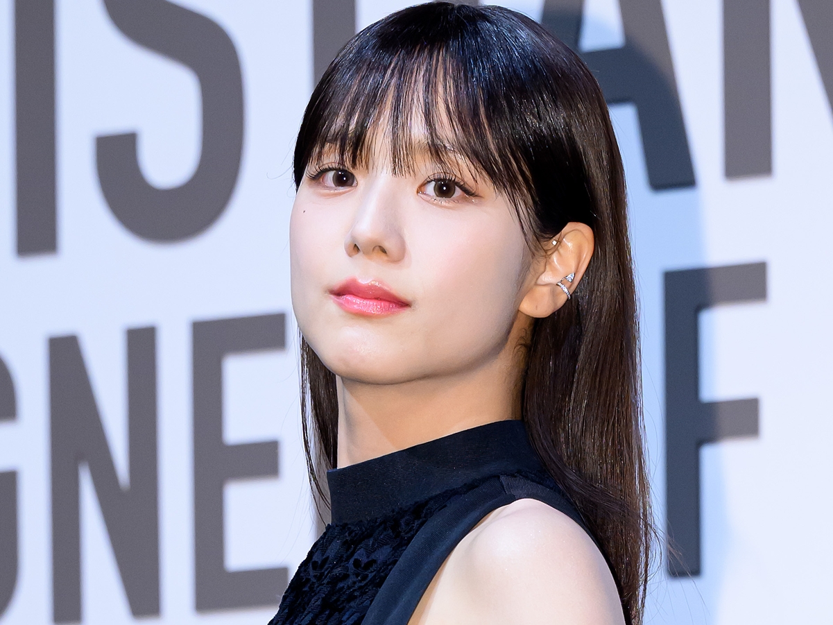 透けてインナーが…BLACKPINK・ジス、スタイル際立つオフショットに視線釘付け！「大胆すぎます」【PHOTO】