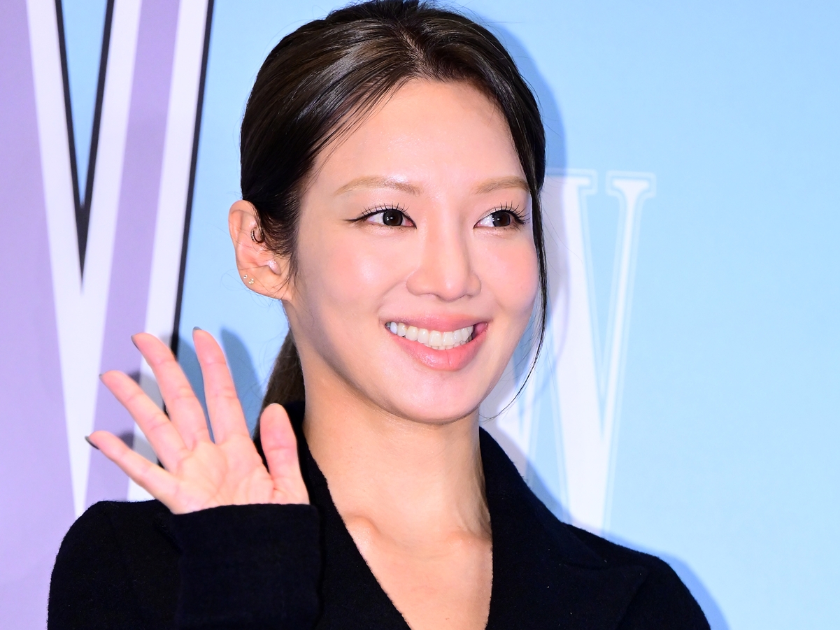 「36歳とは思えない」少女時代・ヒョヨン、胸元“パックリ”スイムウェアで圧巻スタイル披露！【PHOTO】