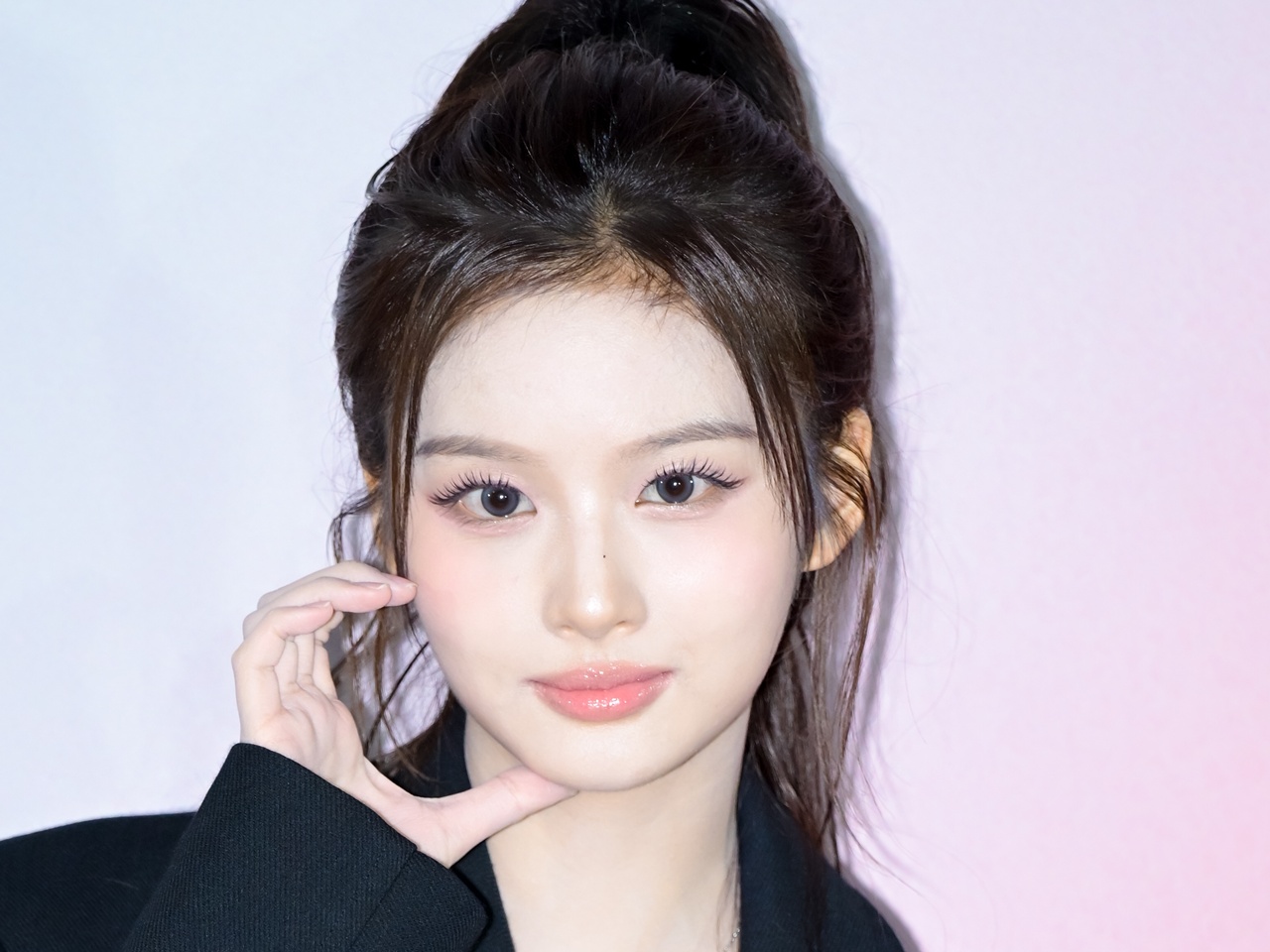 「顔ちっちゃ！」NMIXX・ソリュン、ポニーテール姿で際立つ“驚異の頭身”が話題に【PHOTO】