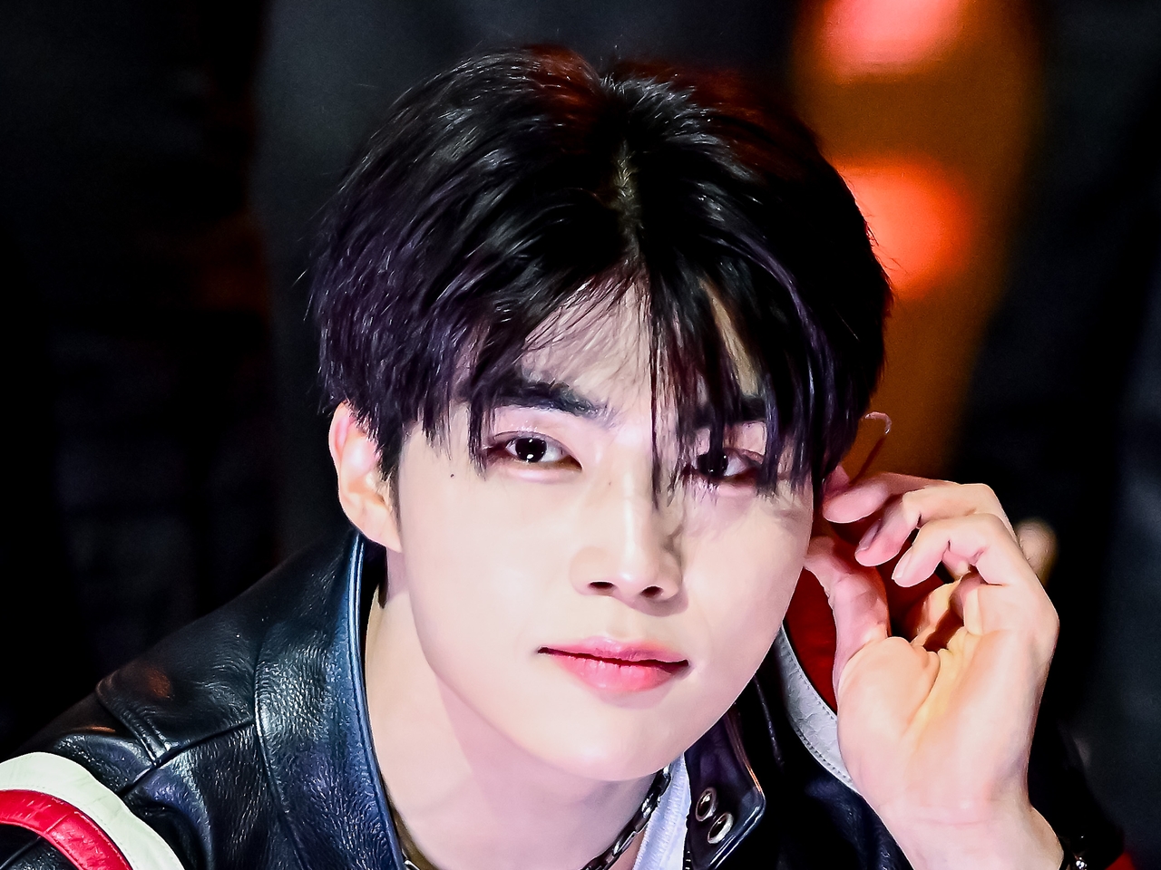 ZB1パク・ゴヌク、表参道に姿現す！雨のなかで輝き増す“東京ボーイ”に「日本の風景と相性良すぎ」【PHOTO】