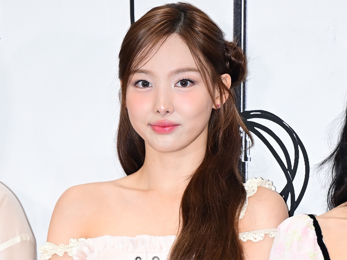 TWICE・ナヨン、挑発的な“チョコミント衣装”で舌ペロ！ツアーオフショットが話題【PHOTO】