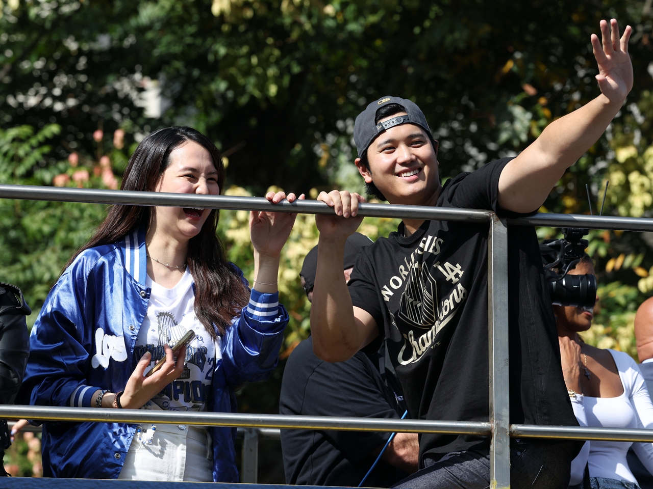 「ドジャースの冬はまだ熱い」大谷翔平は“3連覇”宣言！熱狂の世界一パレードに韓国紙も反応