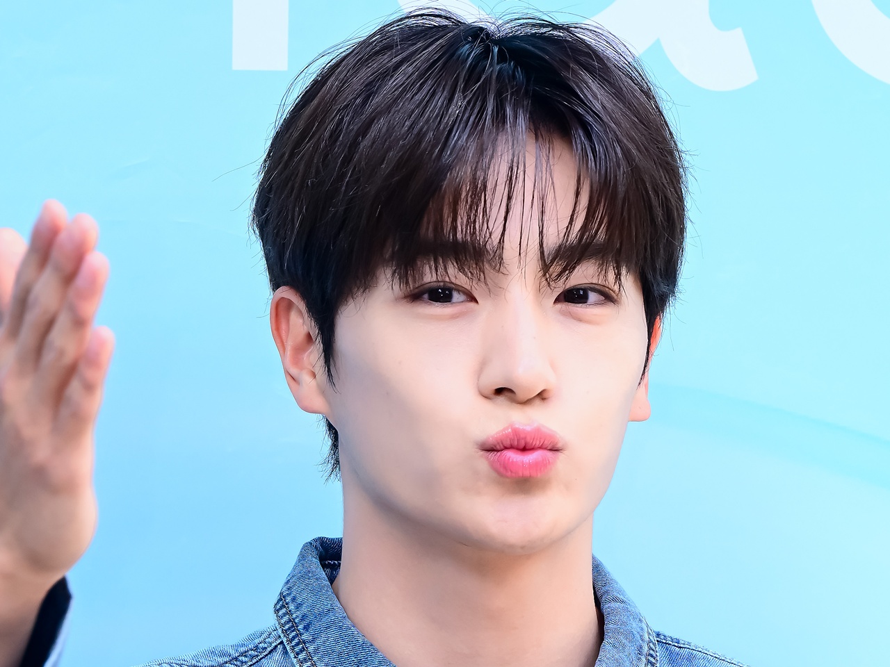 THE BOYZ・ヒョンジェ、爽やかデニムルックでイベントに登場！愛嬌満点ビジュアルで魅了【PHOTO】