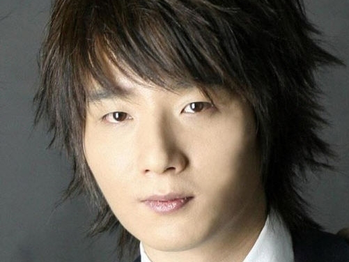 17歳でドラマ挿入曲手掛け、後に9歳上の舞踊家女性と結婚も…誕生日に突然この世を去った韓国人歌手の3周忌