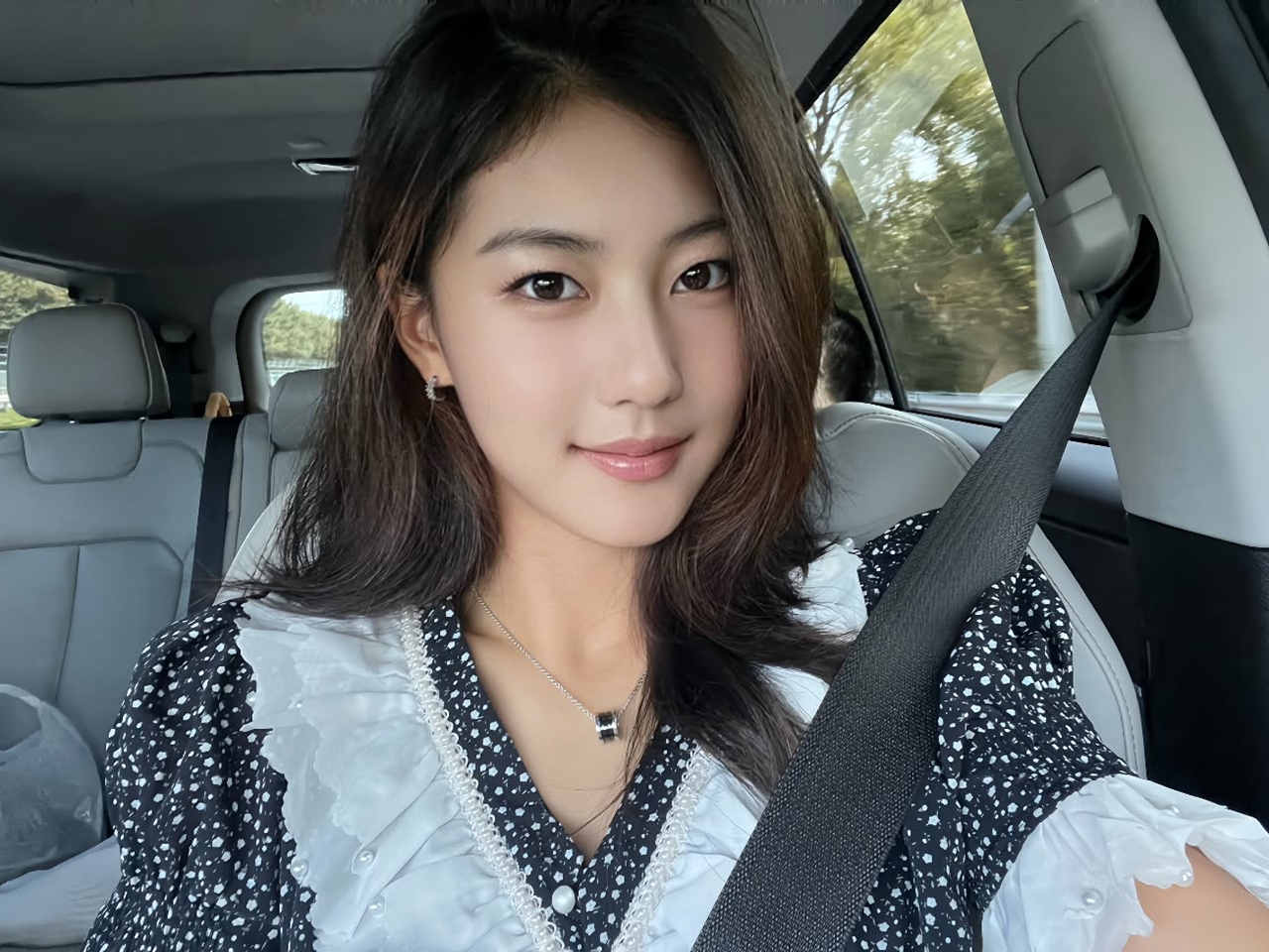 もはやゴルファーに見えない…父は元サッカー韓国代表で母は女優、18歳新人ゴルファーの大人びた最新美貌【PHOTO】