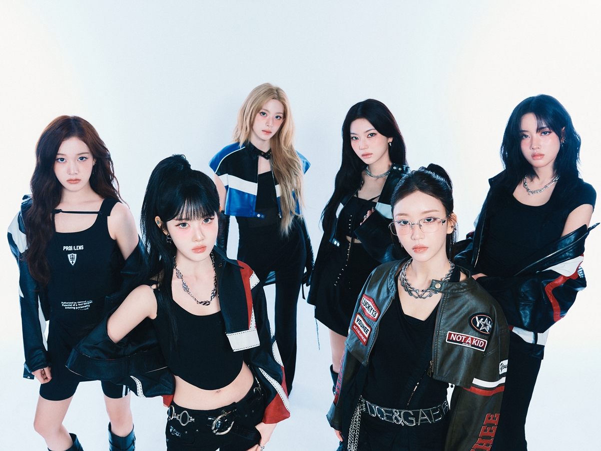 STAYC、日本1stフルアルバム『STAY ALIVE』のジャケット解禁！豪華17曲収録の詳細も公開