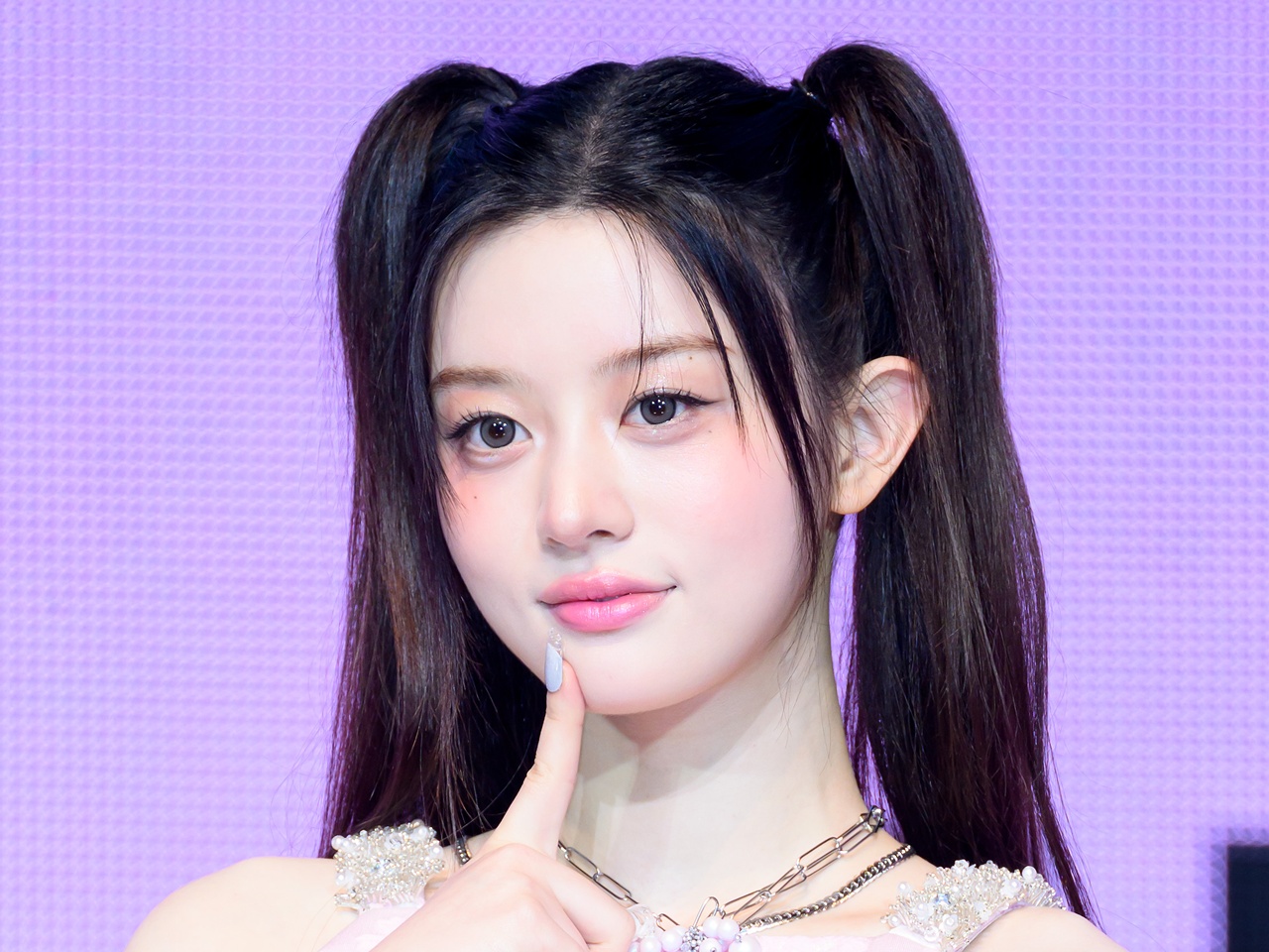 「可愛すぎて衝撃」ILLIT・ミンジュ、蛍光ピンクヘアに大胆イメチェン！別人級ビジュに絶賛の声【PHOTO】