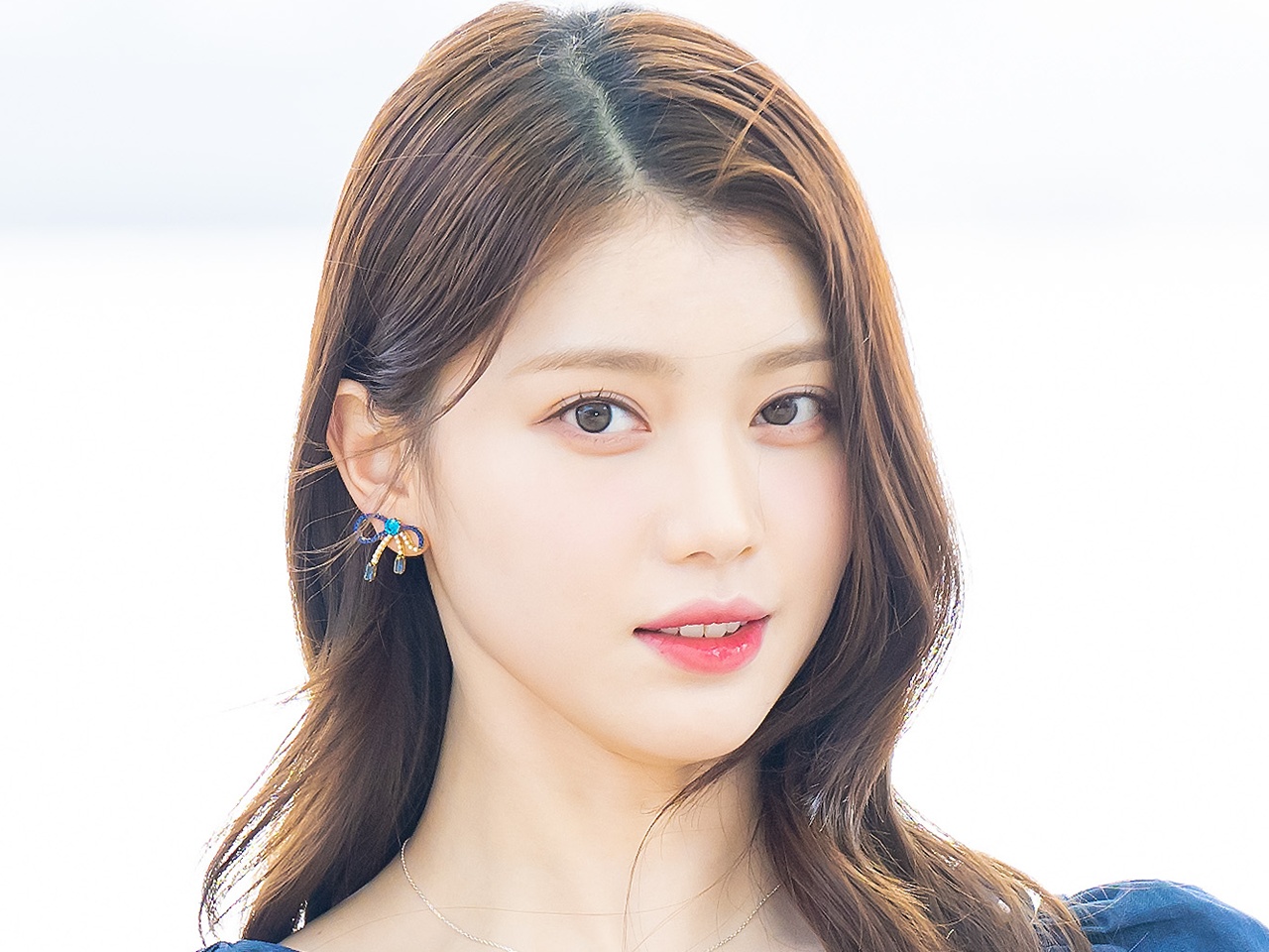 寝そべり姿も美しい…Kep1er・シャオティン、“ピチッ”とチャイナドレスで魅せる曲線美にファン悶絶【PHOTO】