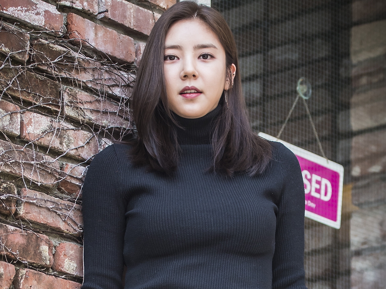 本当に42歳？産後7カ月で“20kg”ダイエット成功の韓国女優、美腹筋あらわな大胆レギンス姿を披露【PHOTO】