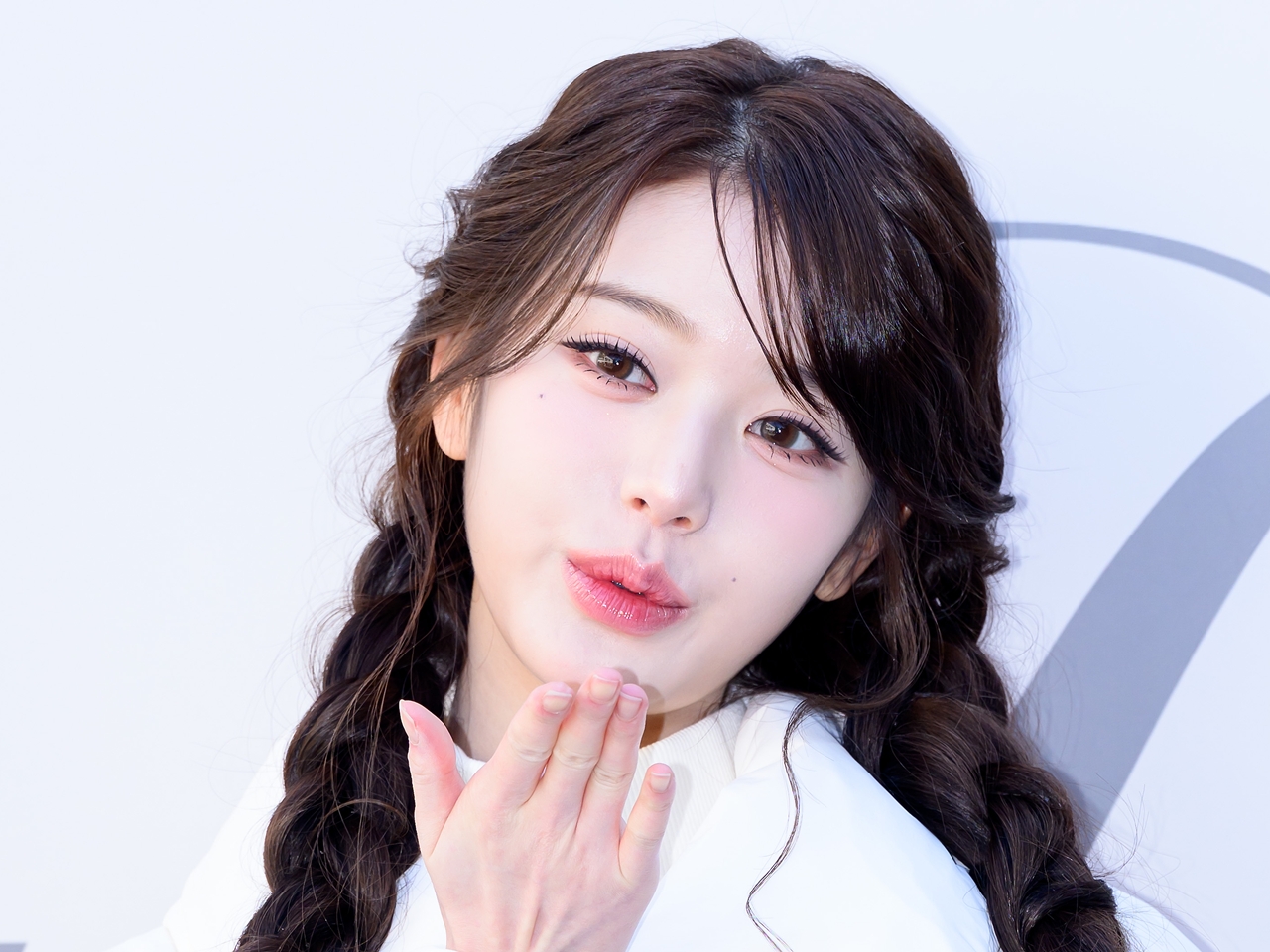 IVE・ウォニョン、投げキッスで純白の冬の女神に！異次元のスタイル引き立つコーデに注目【独自写真】