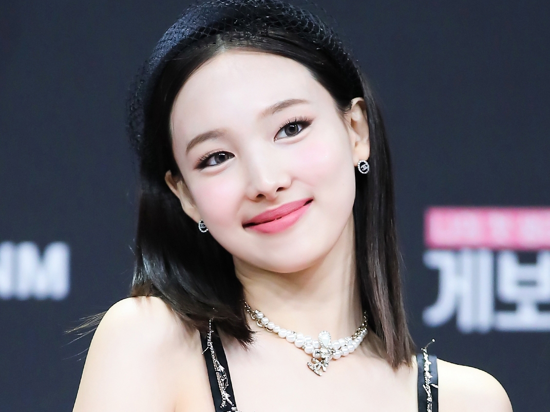 「反則です」TWICE・ナヨン、“胸元ぱっくり”ワンピで大人の魅力！上目遣いSHOTにファン悶絶【PHOTO】