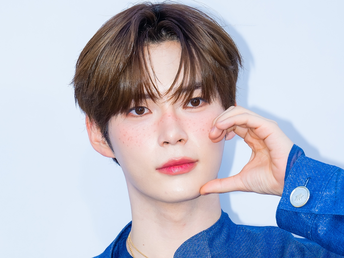 「新宿にいたなんて！」ZB1ソン・ハンビン、イケメンオーラ漂う“東京出没SHOT”が話題【PHOTO】