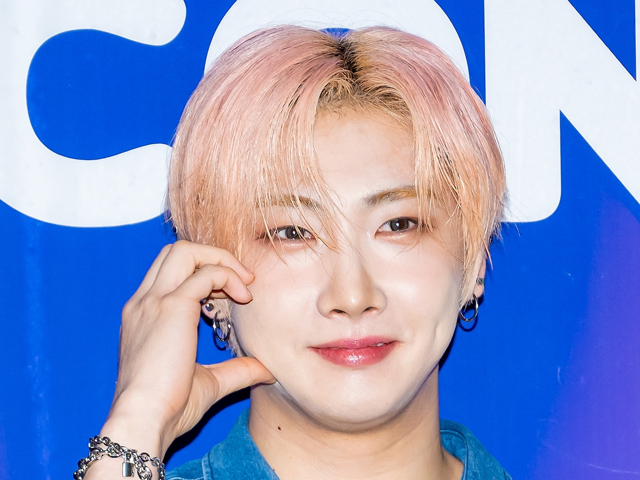 不安症状で活動休止中のVERIVERY・ホヨン、11月27日に入隊へ…カムバックには不参加