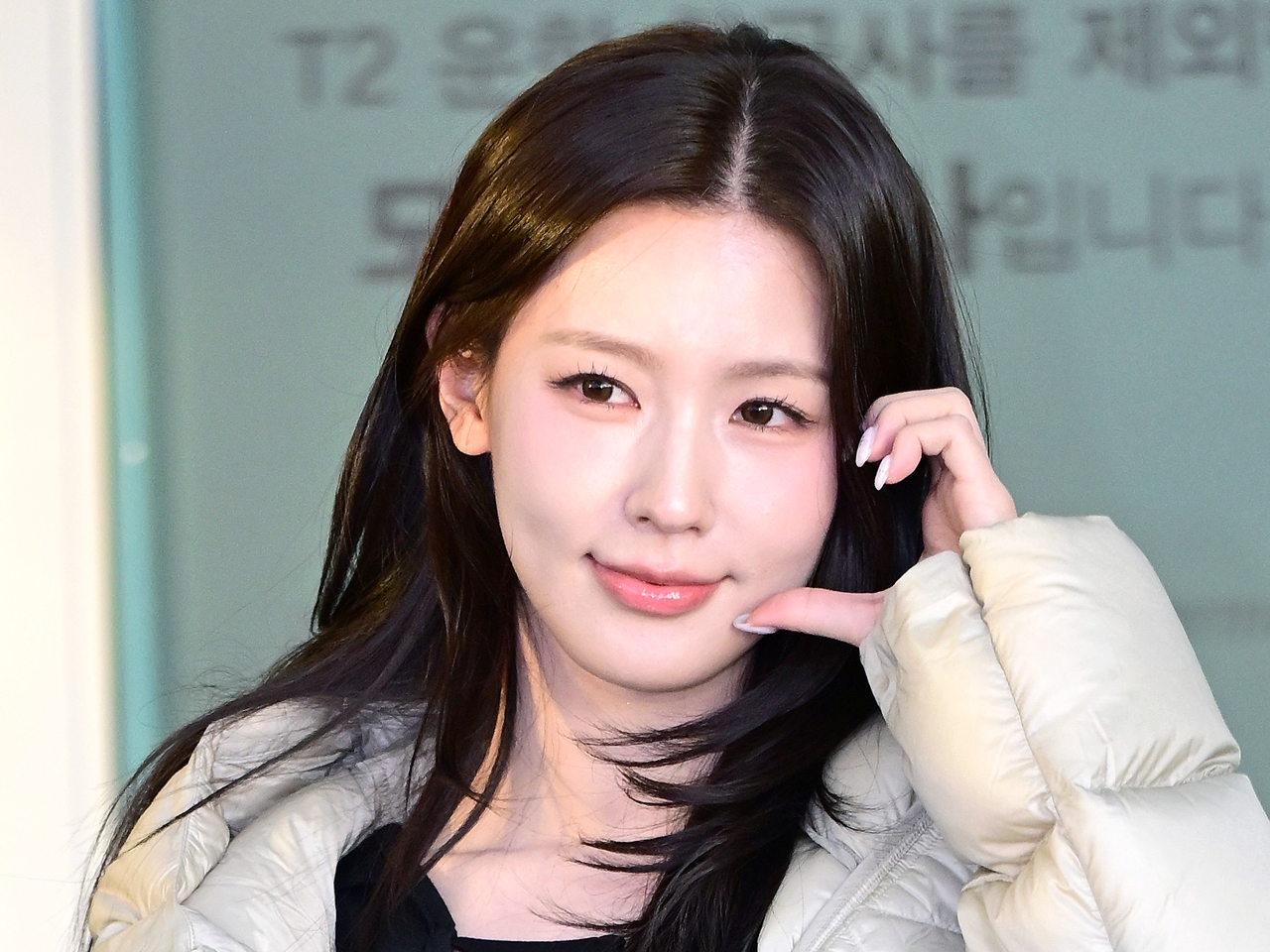 “ほぼ紐”ドレスで話題になったi-dle・ミヨン、“腹チラ”ルックで可愛さと妖艶さを披露【独自写真】