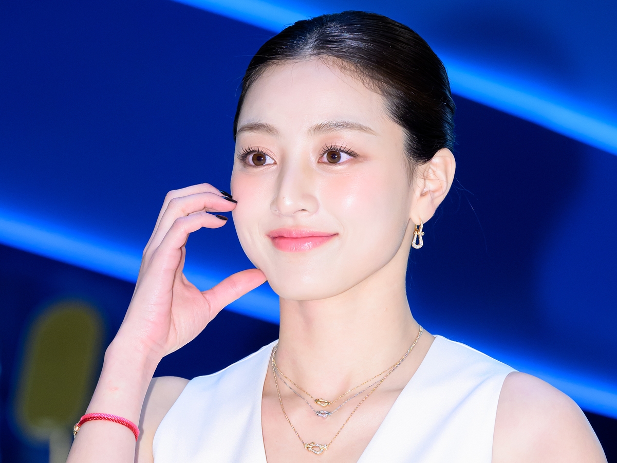 TWICE・ジヒョ、“女優の実妹”との仲良し2SHOT公開！自然体な姿にファン歓喜「最高すぎる」【PHOTO】