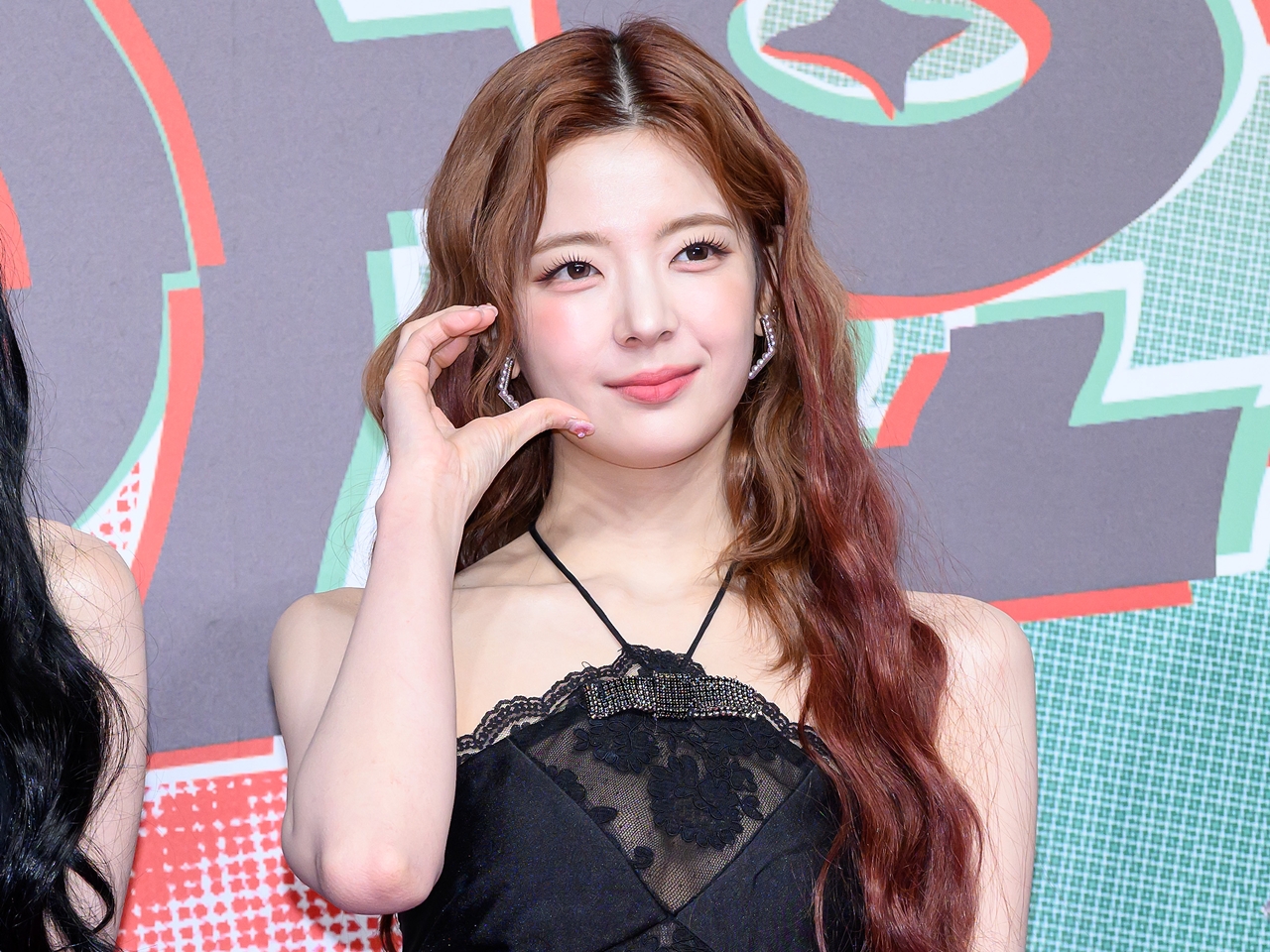 ITZY・リア、“限界肌見せ”で視線強奪！黒レザーのブラトップに腰の線まで見えるボトムス【PHOTO】