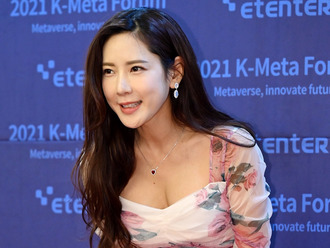 結婚を発表すると同時に疑惑に包まれた43歳のK-POPアイドル…恋人がいたのに“お見合い番組”に出演した？