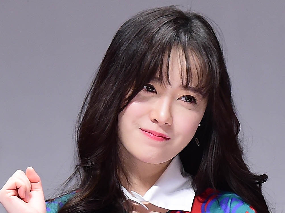 見えてる？韓国版『花より男子』女優、ピンクワンピ姿で体育座り…真っ白美脚が露わに【PHOTO】