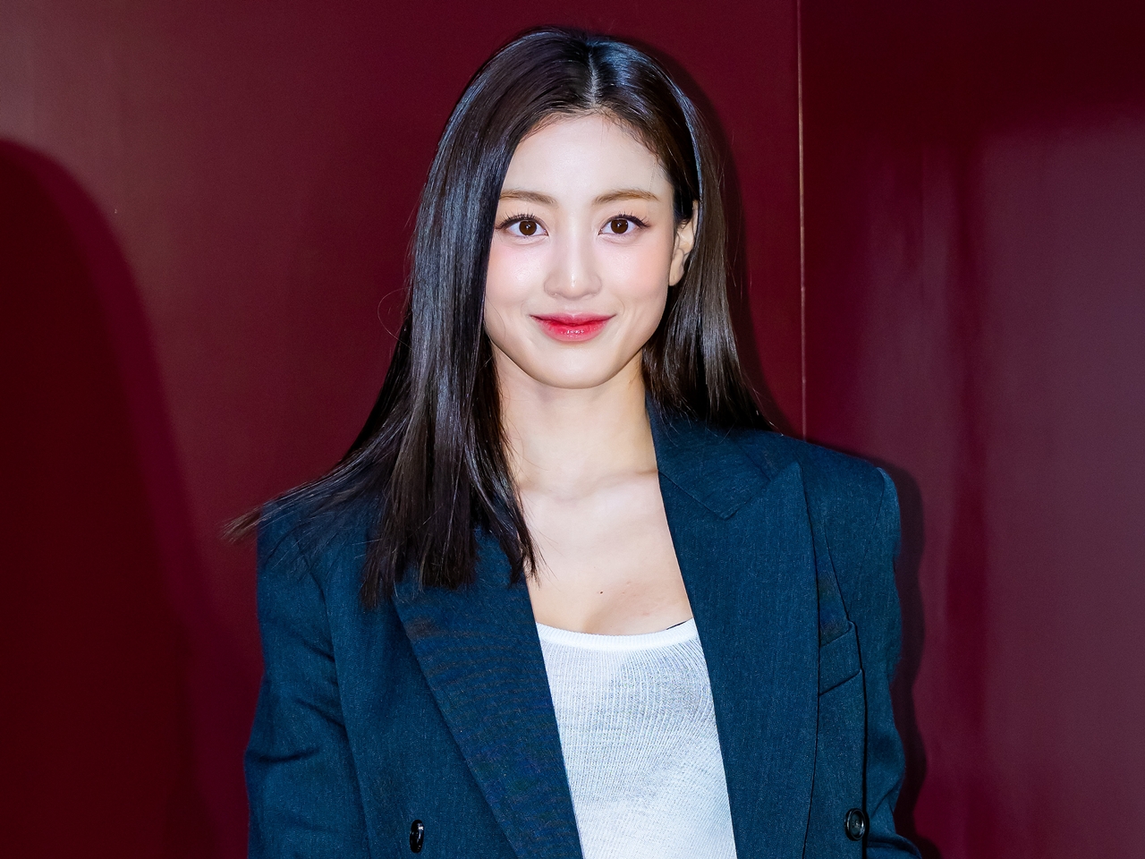 TWICE・ジヒョ、“超ミニ丈”ボトムスで生脚全開に！小麦肌際立つ太ももクロスSHOT【PHOTO】