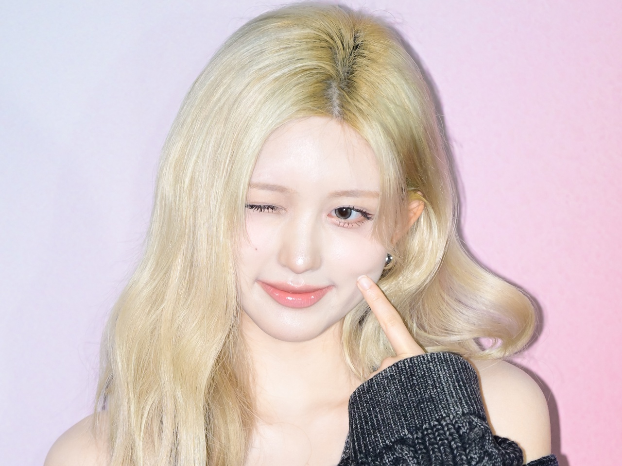 「天使だ…」IVE・ガウル、反則級の“ベッド寝そべりSHOT”公開！上目遣いに胸キュン【PHOTO】