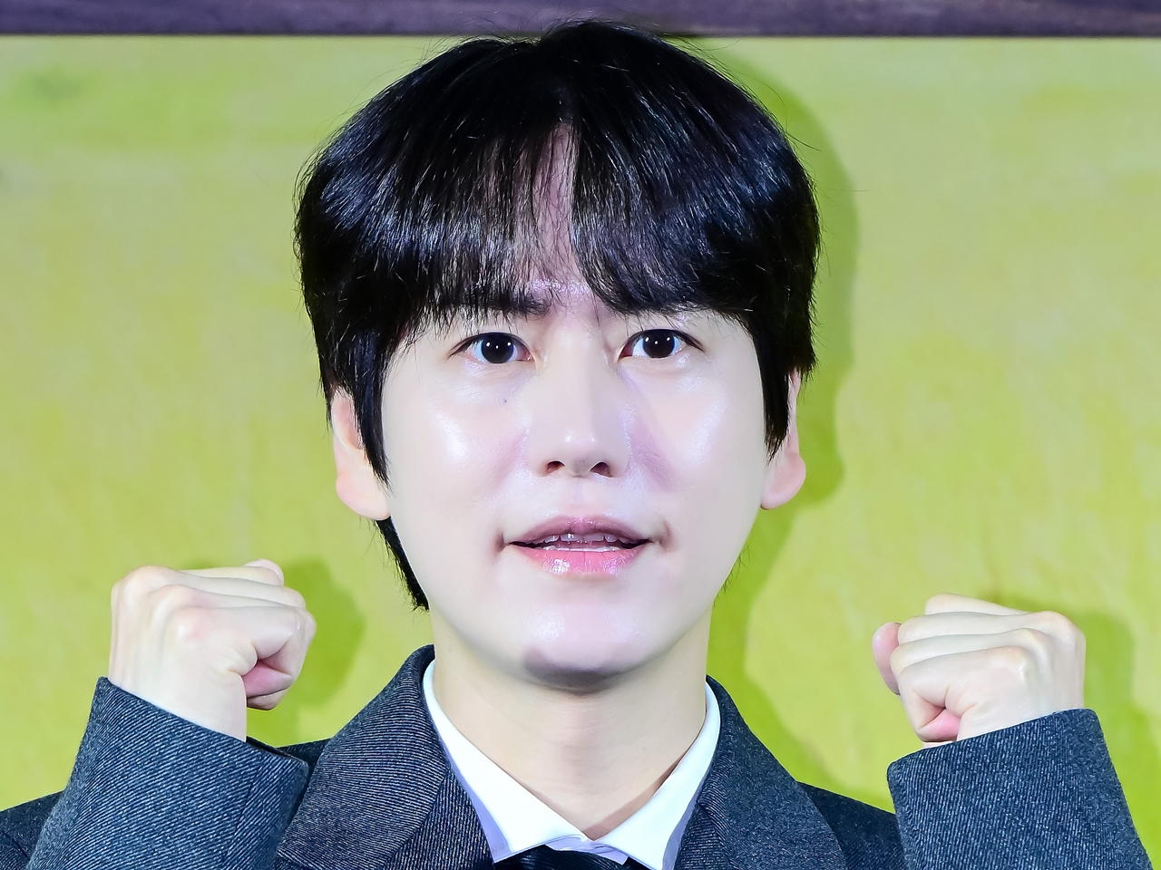 SUPER JUNIOR・キュヒョンがキリンとキス!?スローモーションで映された姿に「嫌悪感」