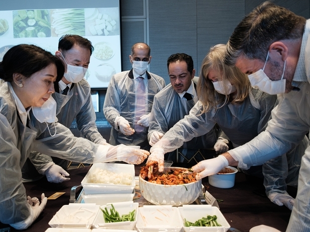 キムチを食べて、漬けて国家交流　日本の駐韓大使も参加した「キムチ外交昼食会」韓国で開催
