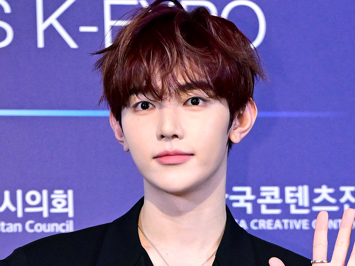 日本の自販機前ですら絵になる…ZEROBASEONEジャン・ハオ、“完璧ビジュアル”に反響「めろい」【PHOTO】