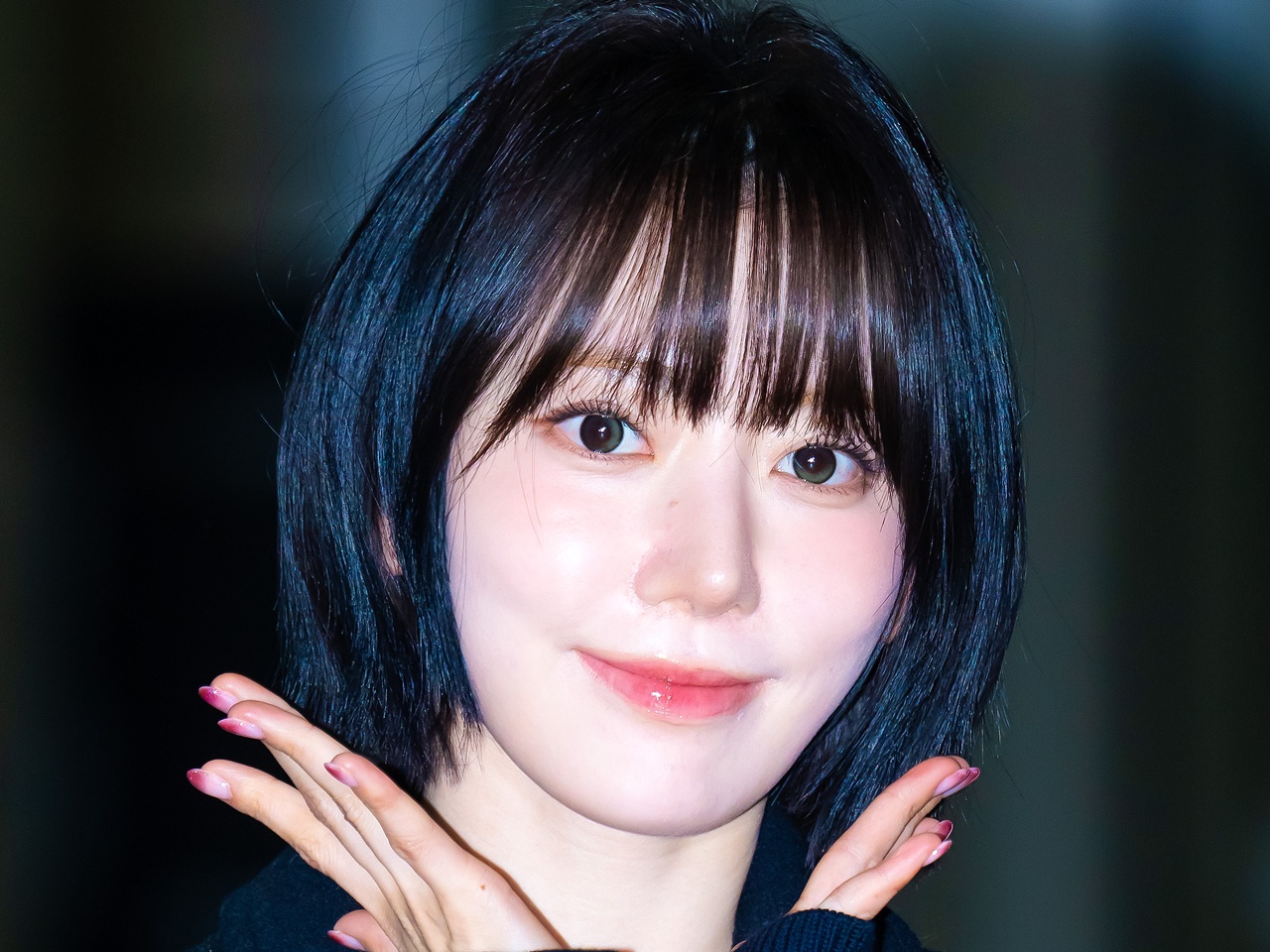 LE SSERAFIM・宮脇咲良、表参道のカフェに来店！洗練された佇まいで視線を独占「完璧です…」【PHOTO】