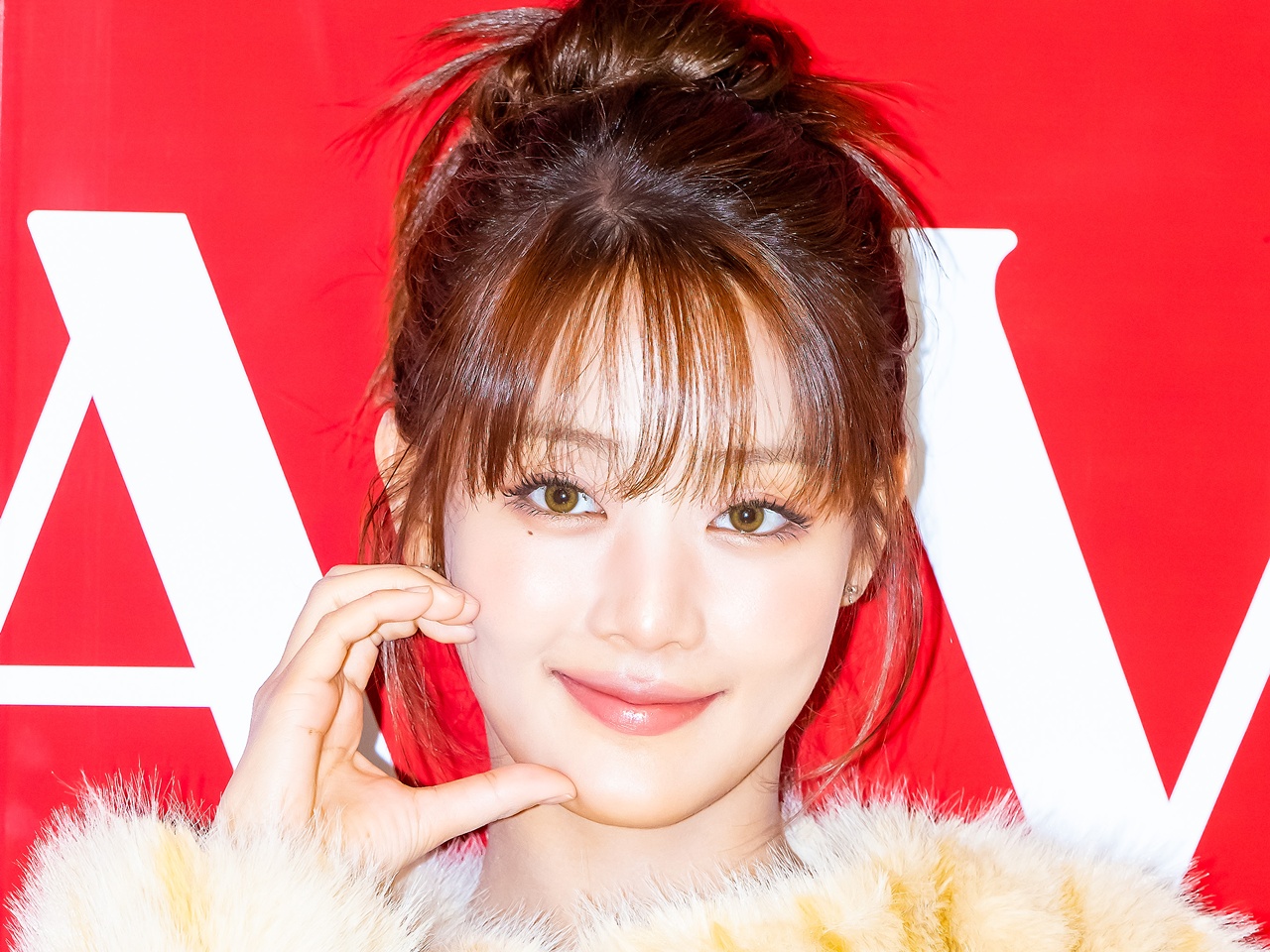 i-dle・ミンニ、ミニワンピから“美脚”がスラリ…ラブリーな冬コーデでイベントに登場【独自写真】