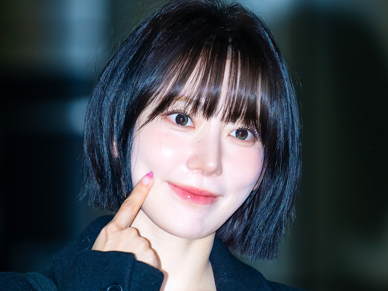 LE SSERAFIM・宮脇咲良、手作りマフラーでキュートな“赤ずきん”に変身！「天才的に可愛い…」【PHOTO】