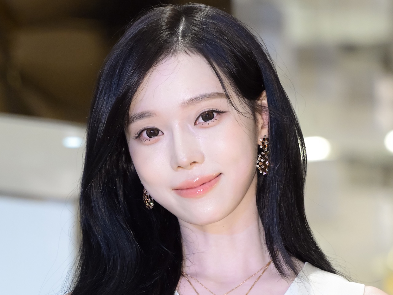 梨泰院クラス』女優クォン・ナラが“大人カワイイ”肩出しドレス姿を披露