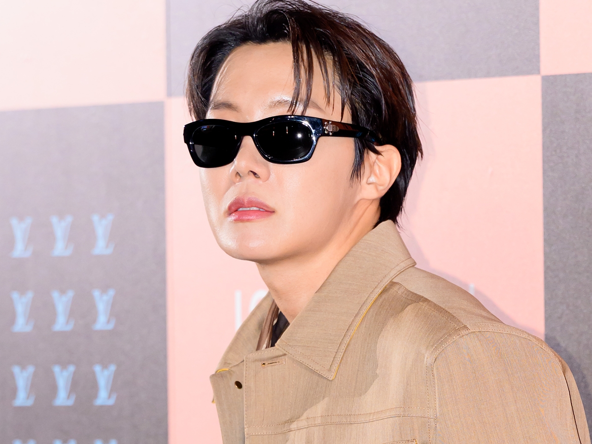 BTS・J-HOPEの映画『j-hope Tour "HOPE ON THE STAGE" THE MOVIE』、圧巻パフォーマンスと素顔に迫る！場面写真解禁