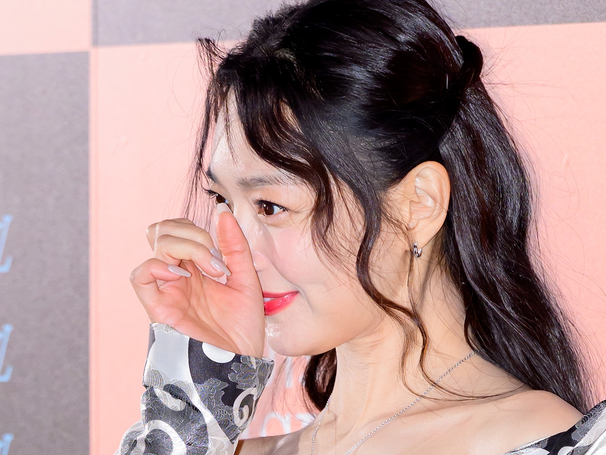 10年交際の年下俳優と結婚発表後…女優シン・ミナ、初の公式の場で“涙”！その理由とは？