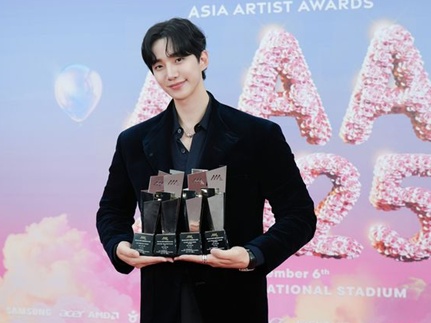 イ・ジュノ、AAA2025を席巻　MCから4冠まで見せた完璧な一日