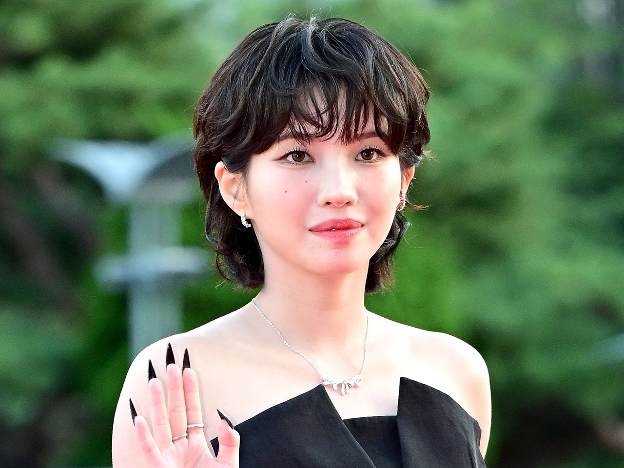 i-dle・ソヨン、むき出しの背中から露わになったタトゥーに注目！妖艶さたっぷりの表情で魅了【PHOTO】