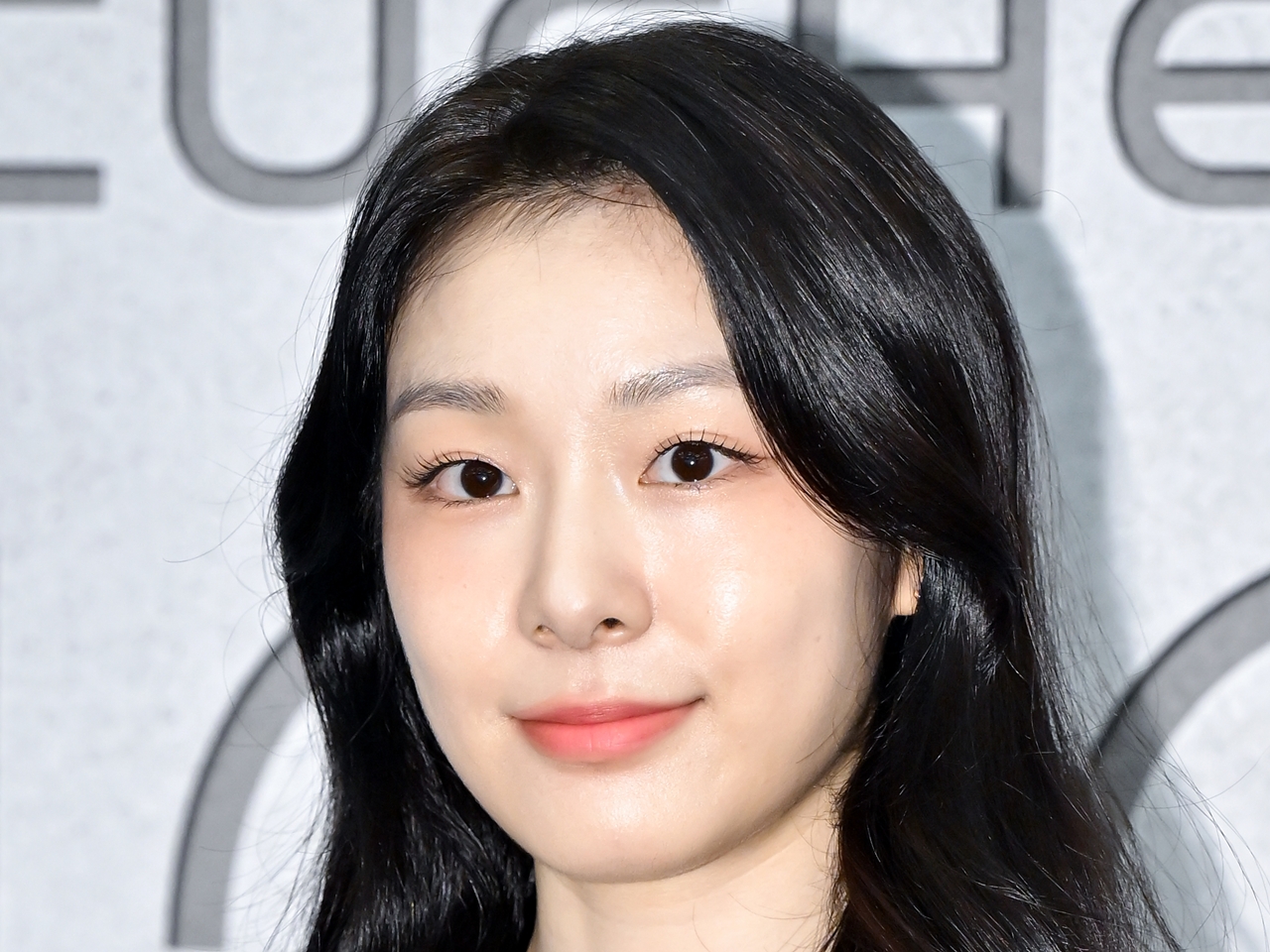 梨泰院クラス』女優クォン・ナラが“大人カワイイ”肩出しドレス姿を披露