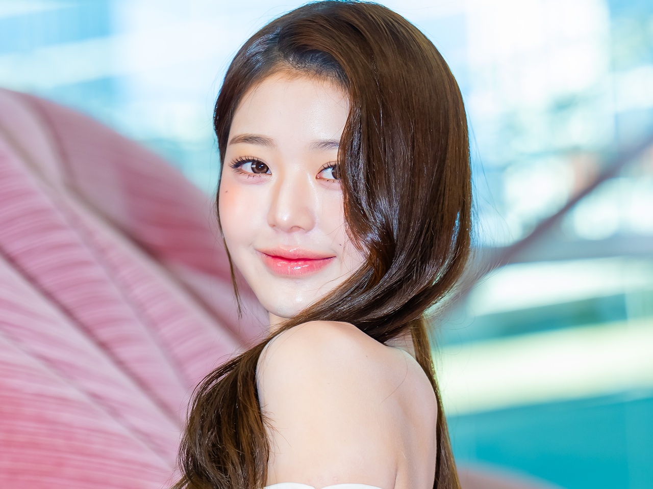 梨泰院クラス』女優クォン・ナラが“大人カワイイ”肩出しドレス姿を披露