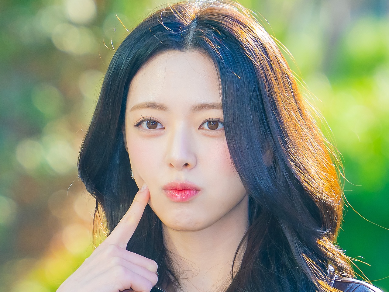 「品川駅に女神降臨…」ITZY・ユナ、来日ショットが話題！ミニ丈からのぞく“くびれウエスト”に釘付け【PHOTO】