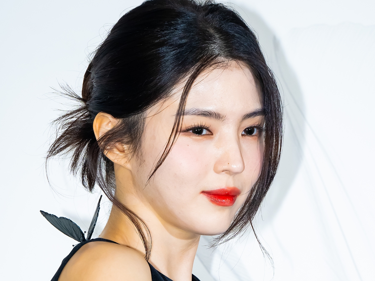 女優ハン・ソヒ、自らデザインした“コラボスニーカー”公開！卓越したセンスに「かわいい」「何でもできる」と反響