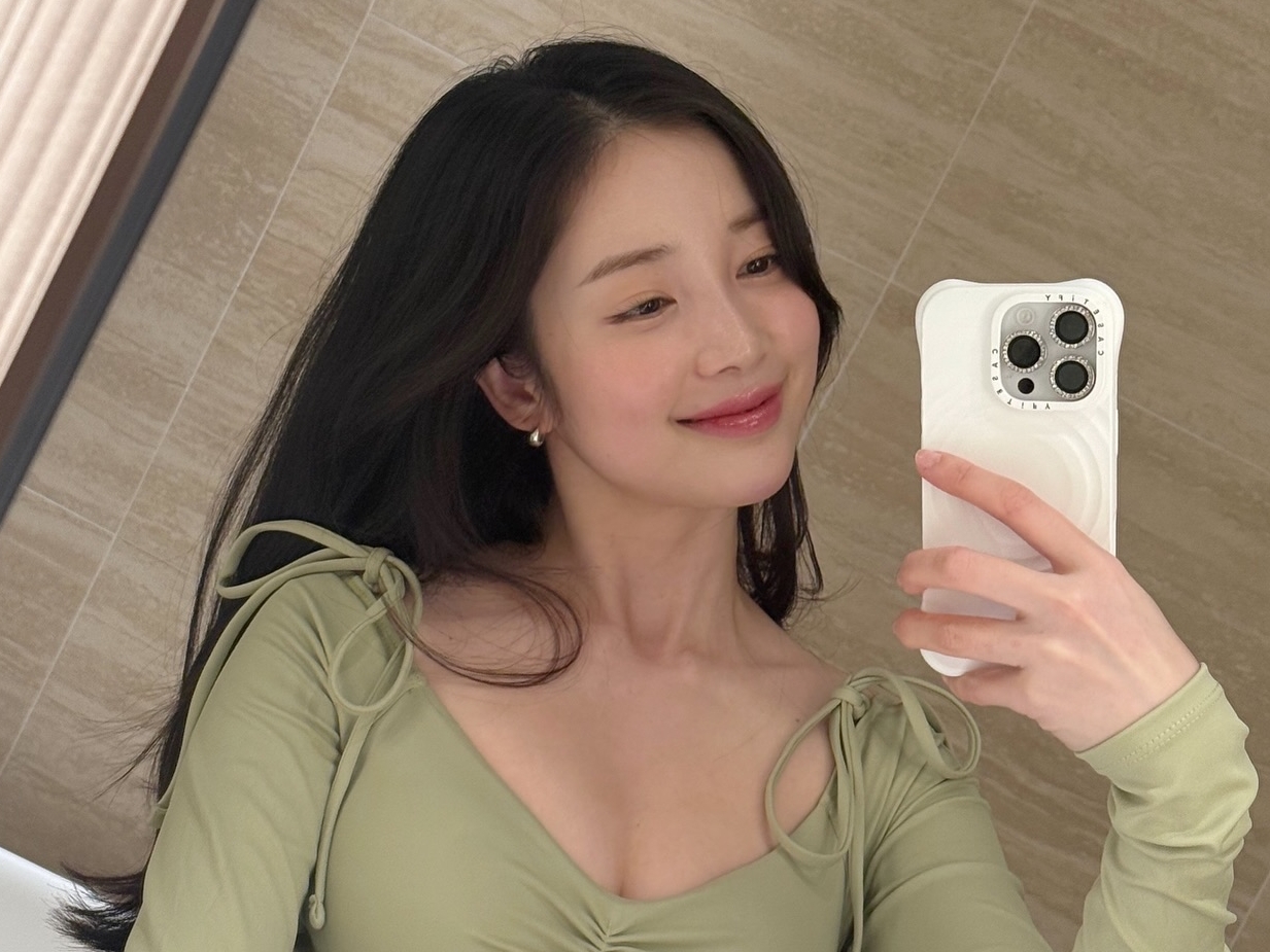 清純な顔からは想像できない露出…女優ユン・チェギョン、複数のスリットが入った水着姿を公開【PHOTO】