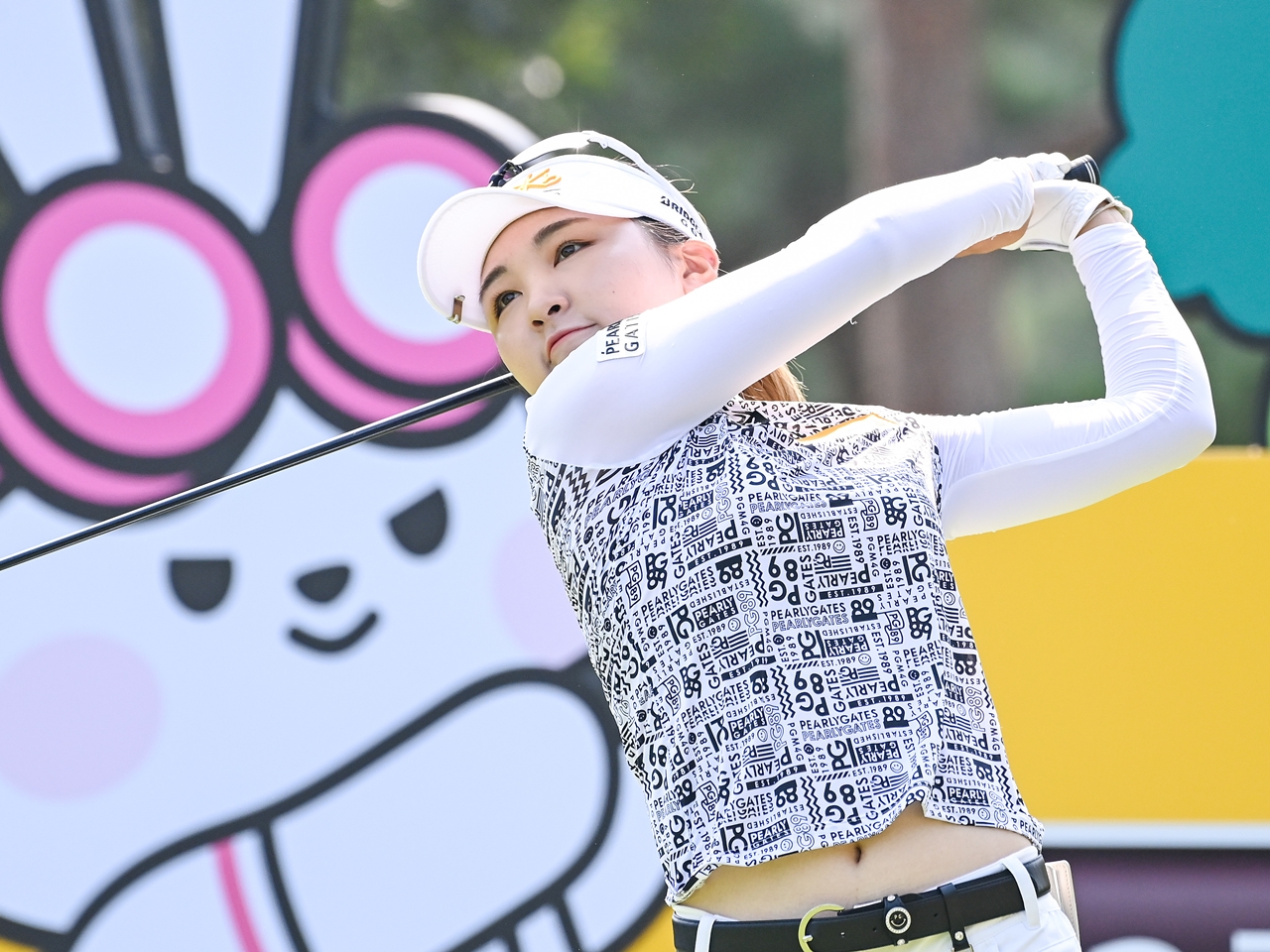 韓国美人ゴルファーが渋谷で美脚あらわ!? 大胆ショーパンコーデに絶賛多数「脚が長い…！」【PHOTO】