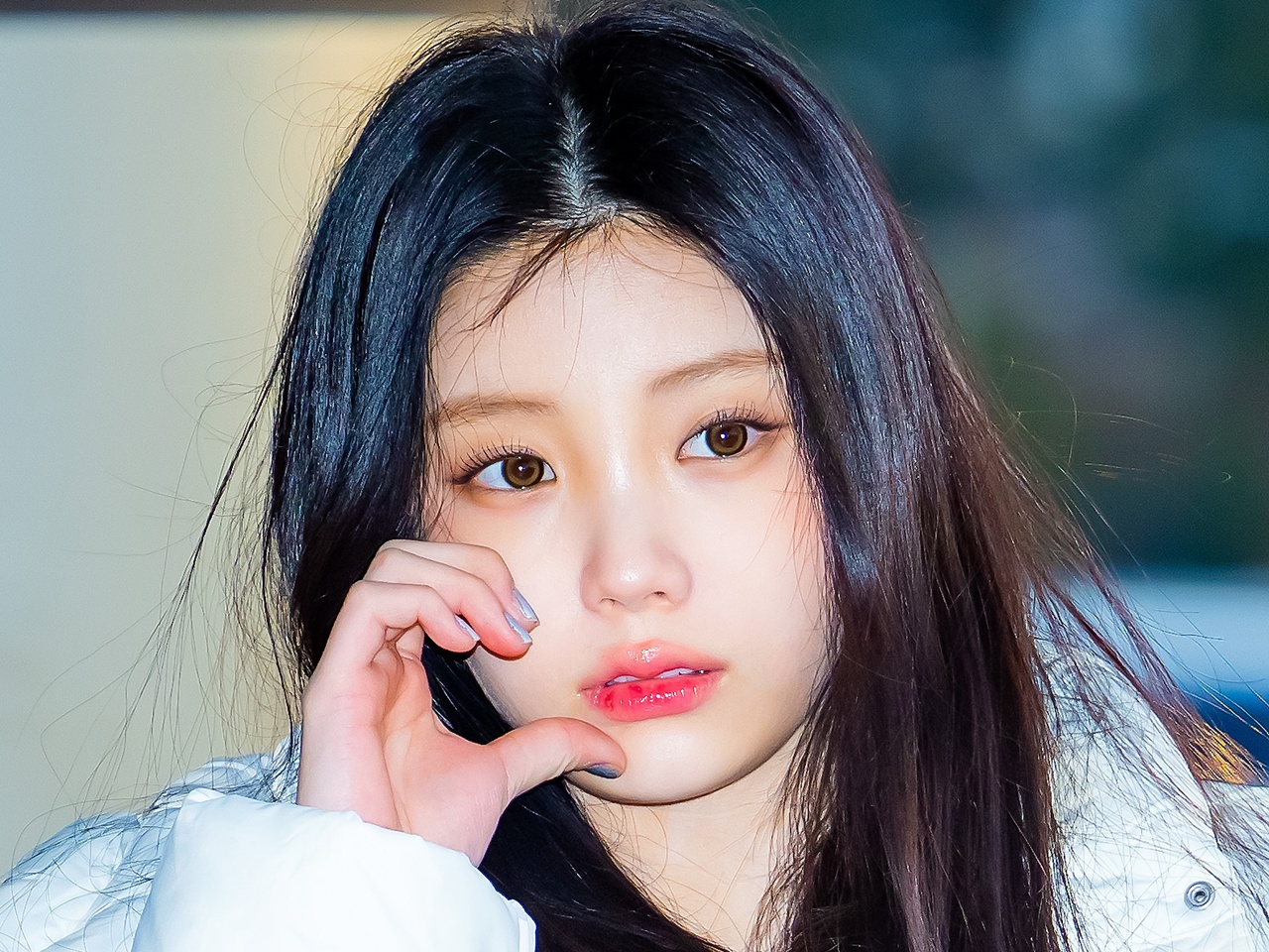 「雪の妖精だ…」ILLIT・ウォンヒ、上目遣いが反則級！ふわふわ真っ白コーデにキュン【PHOTO】