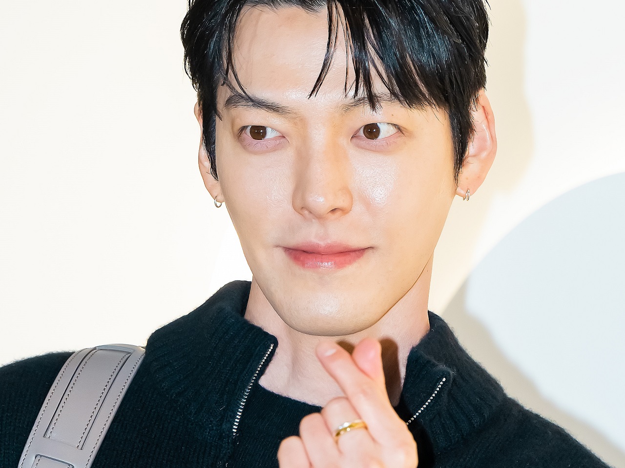 左手には輝く指輪が…？シン・ミナとの結婚発表後、初めて公式の場に姿を現したキム・ウビン【PHOTO】