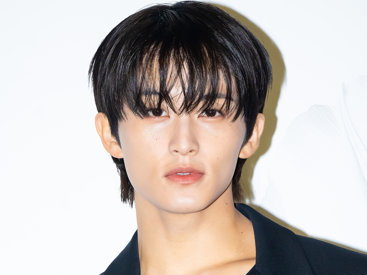 NCT・マーク、イルミネーションより輝く“彼氏風SHOT”にときめき「クリスマスデートじゃん！」【PHOTO】